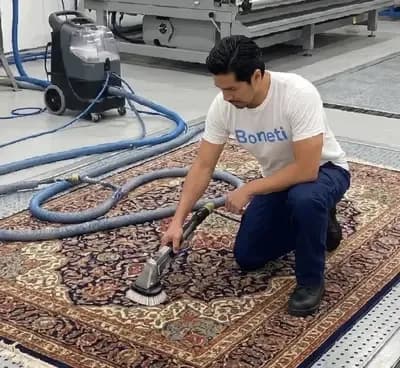 Boneti-Team bei der Teppichreinigung in Zürich